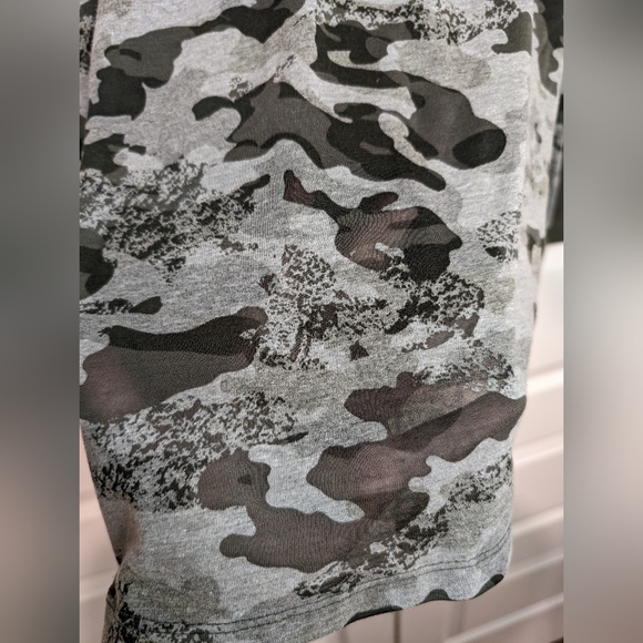 NWT LuLaRoe 2XL Mark Longsleeve Top Dark Green/Gray Camo 3 Buttons on Front - Picture 12 of 13